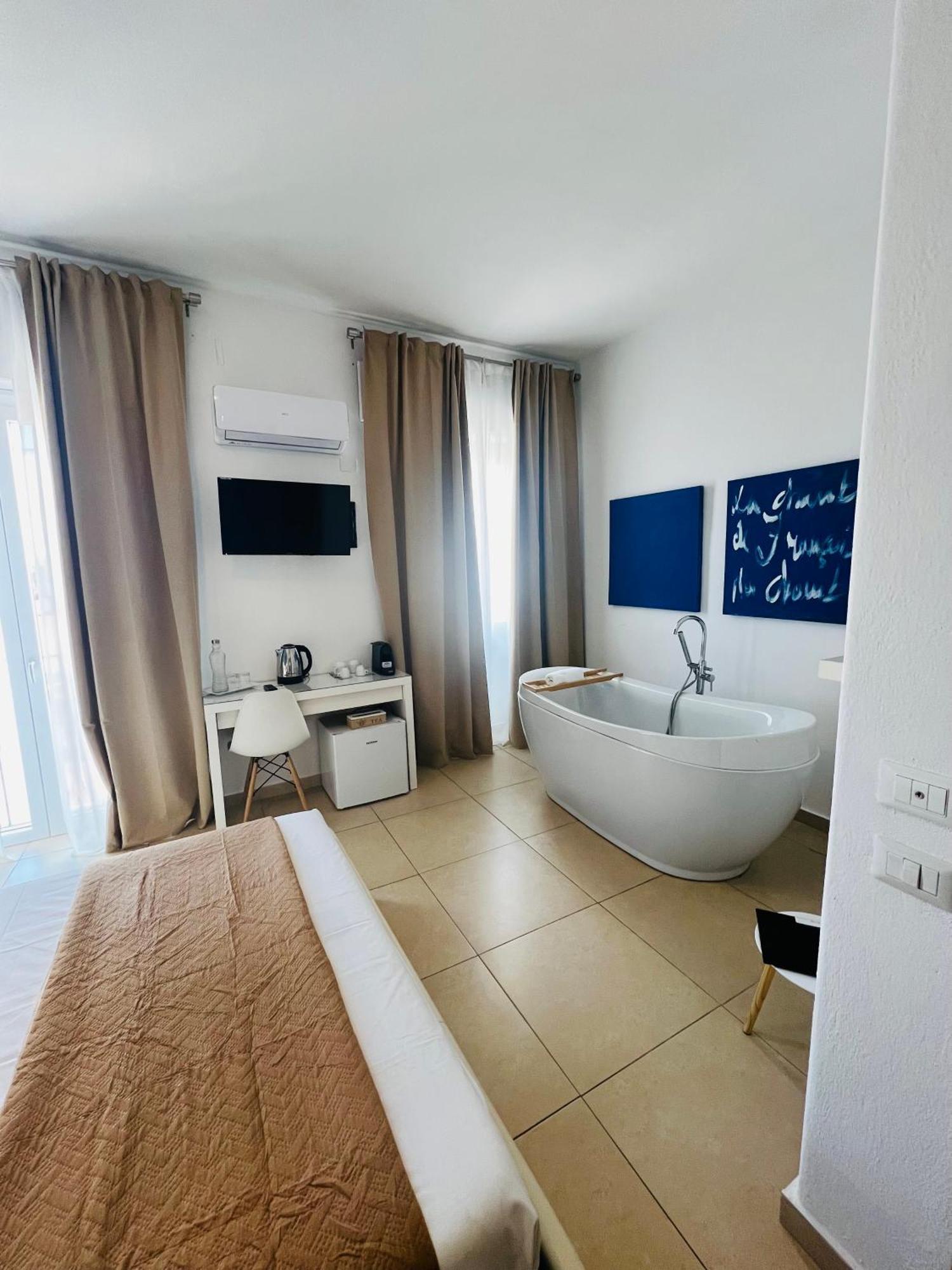 Les Chambres De Francoise Guest House Олбия Екстериор снимка