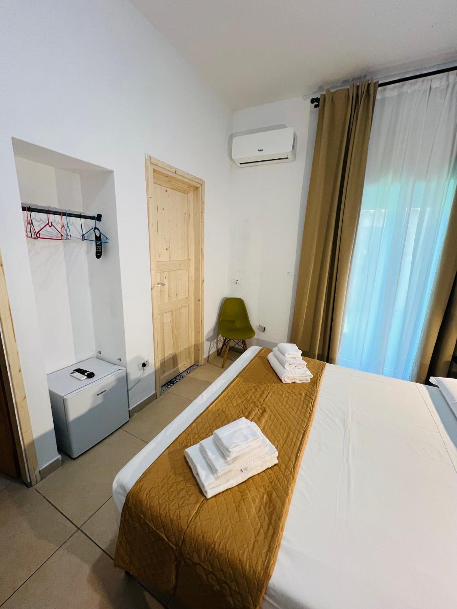 Les Chambres De Francoise Guest House Олбия Екстериор снимка