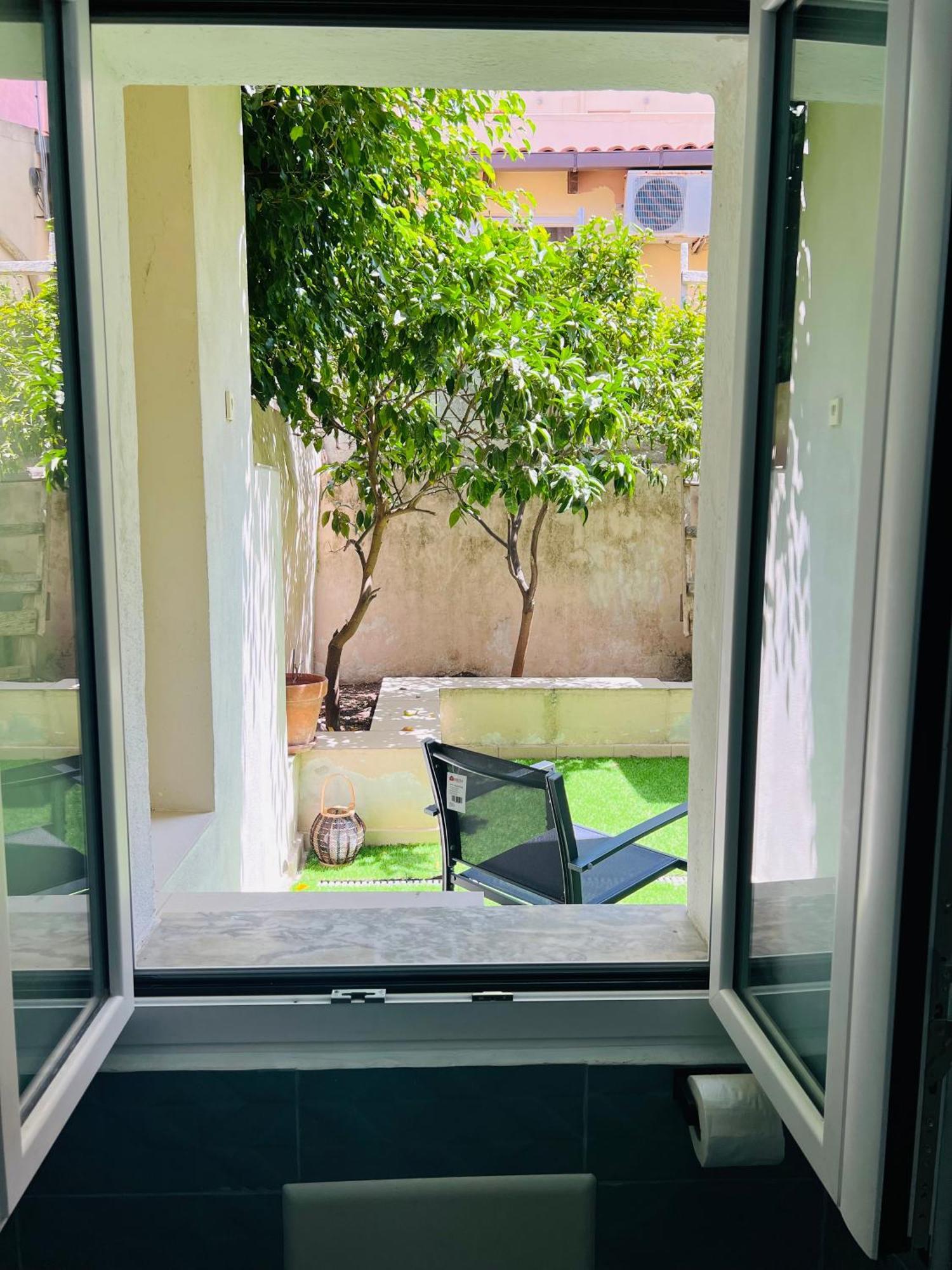 Les Chambres De Francoise Guest House Олбия Екстериор снимка